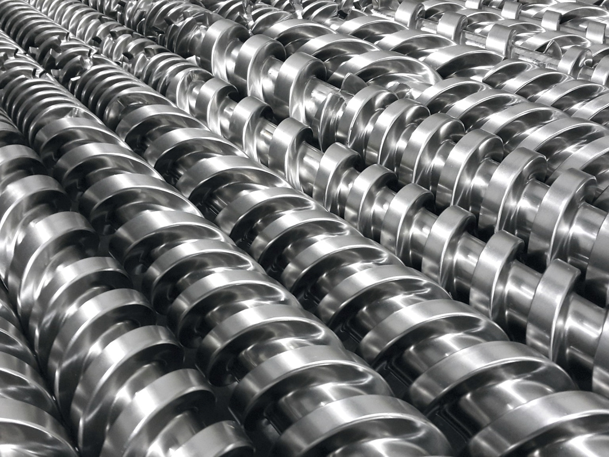 Bimetallic barrel and screw